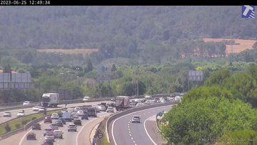 Retencions en l'AP-7 a l'altura de Sant Cugat durant l'operació tornada de la revetlla de Sant Joan. FOTO: Trànsit