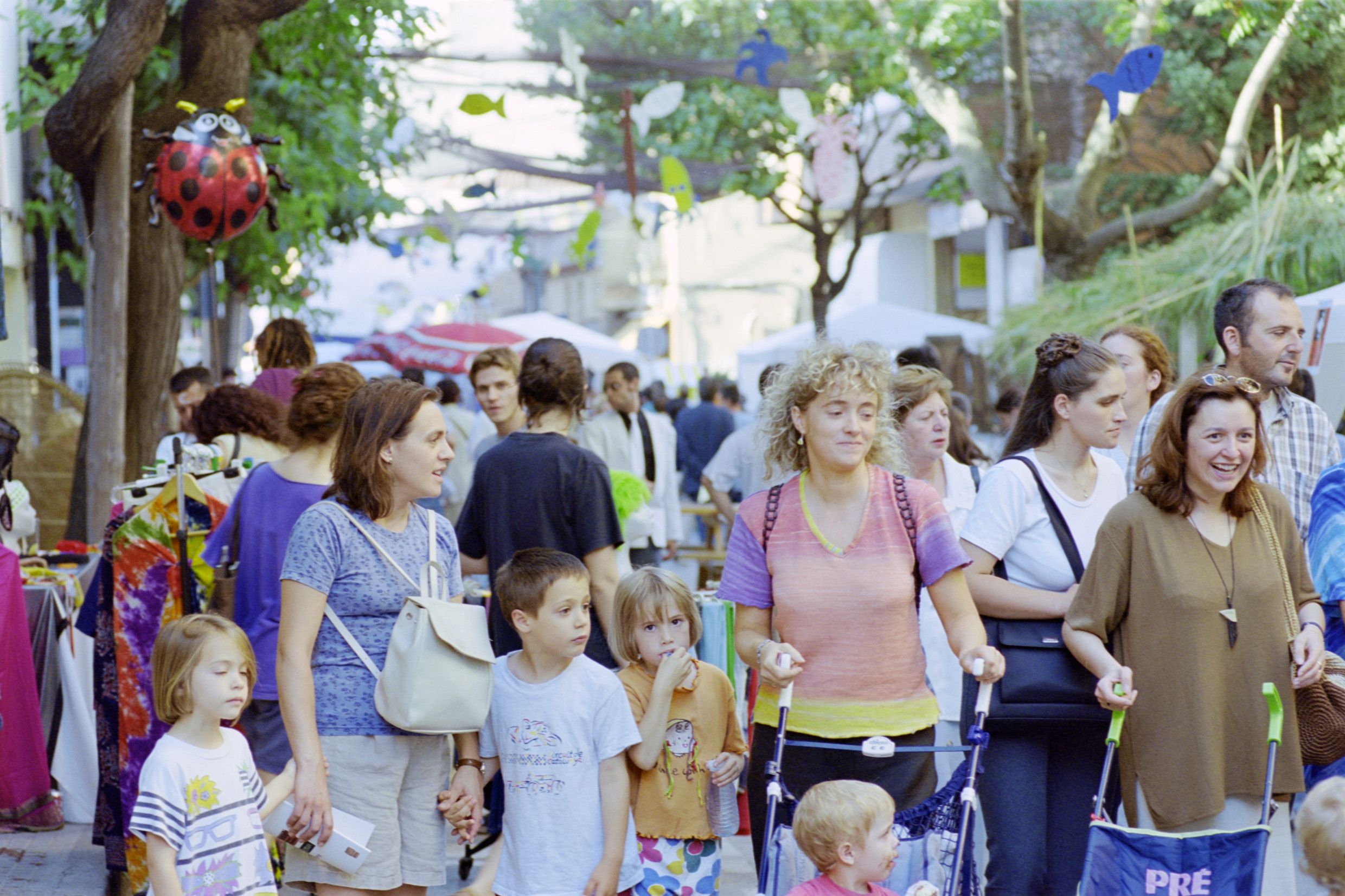 Carrer Villà-Valldoreix durant la Botiga al carrer. 1999.  FOTO: E. Farinyés.