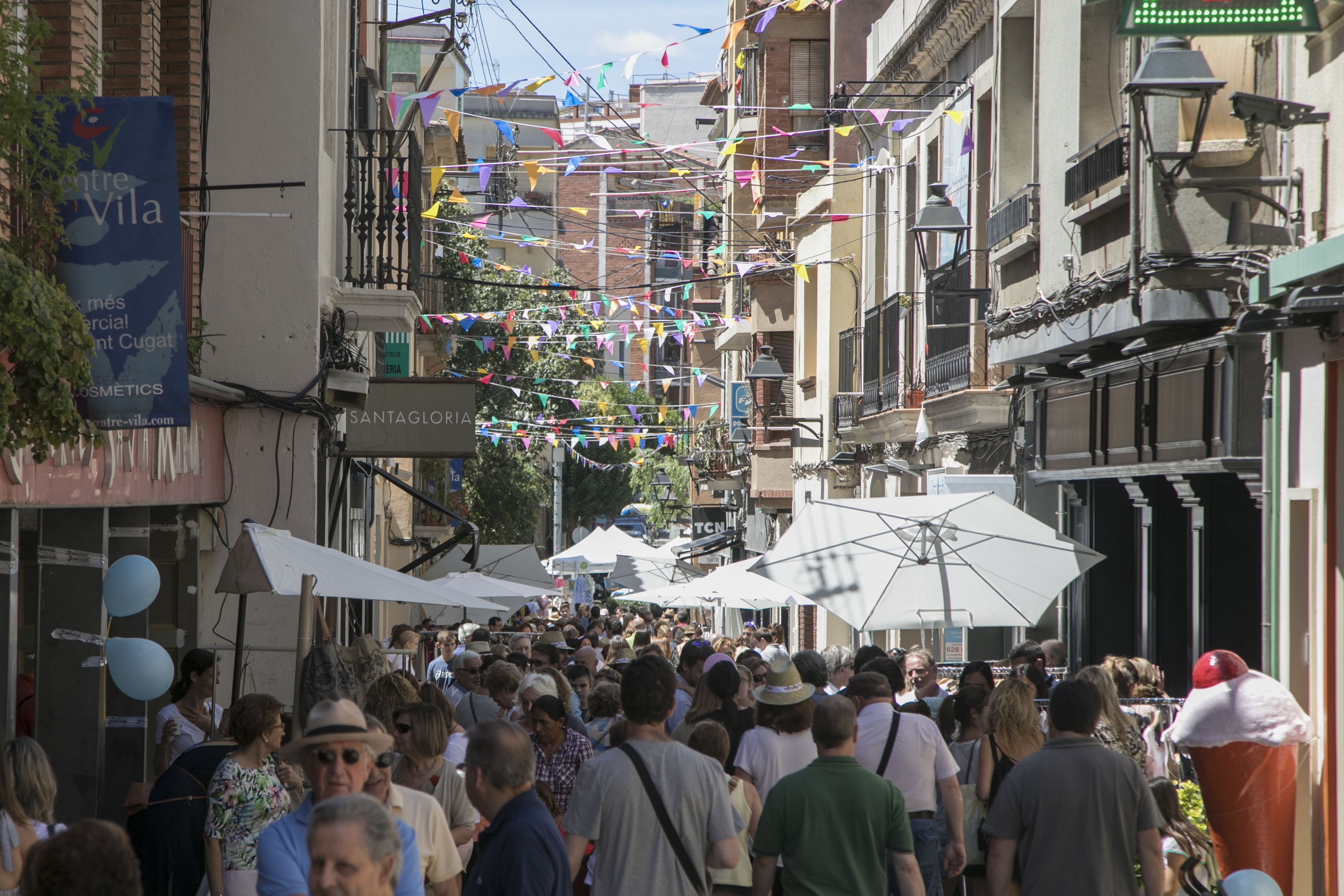 Gent passejant al carrer Santa Maria. 2017. FOTO: Lali Puig