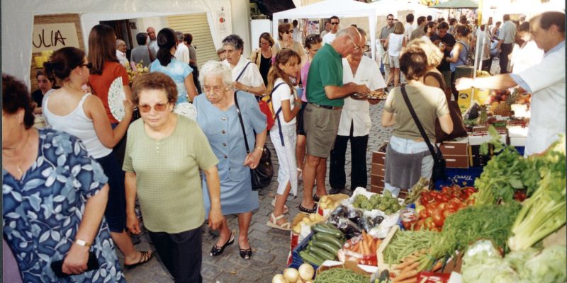  Gent passejant per plaça Barcelona. FOTO: 2001. FOTO: Fons Arxiu Tomàs Grau. Premsa Local. Autor desconegut.