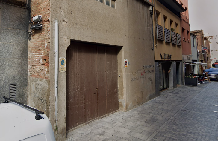 La casa okupada, entre el carrer de la Indústria i Plana de l'Hospital. FOTO: Google Maps