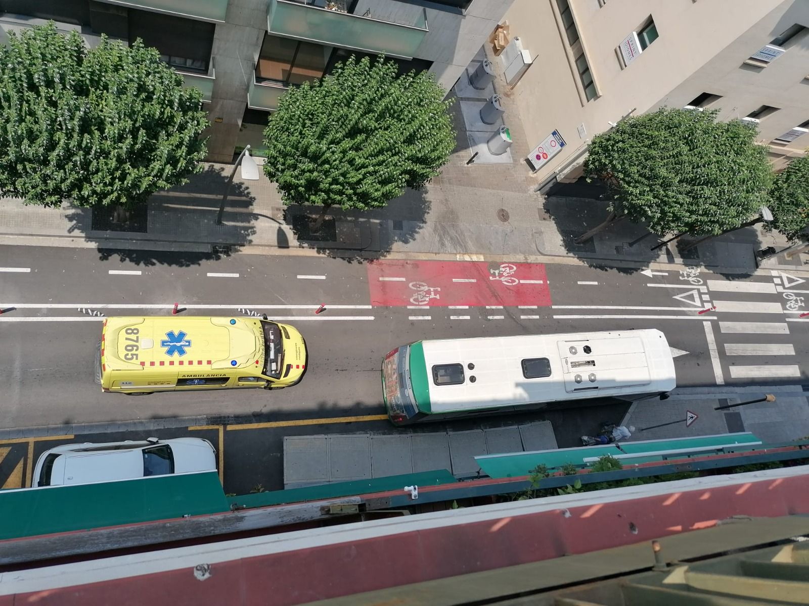 Una ambulància, amb un servei d'urgència, sense poder avançar un autobús als Quatre Cantons. FOTO: Cedida