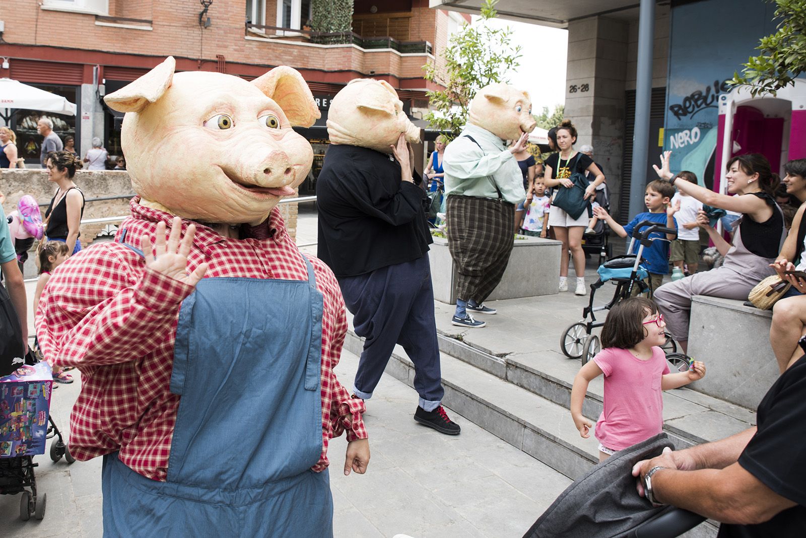 Espectacle itinerant “Pigs”. FOTO: Bernat Millet.