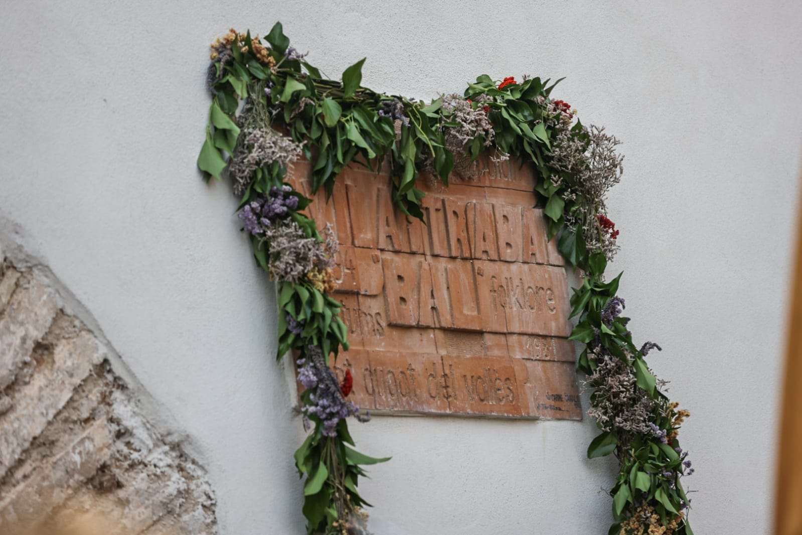 Ofrena floral de les entitats davant de la casa de F. Vila i Trabal. FOTO: Ajuntament