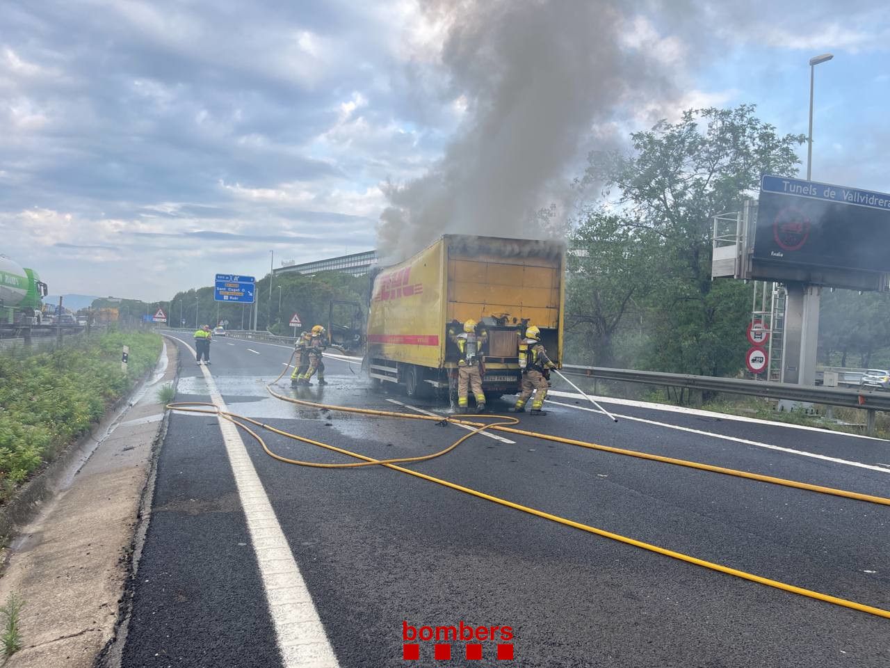 El camió ha cremat a la B-30, al lateral de l'AP-7 FOTO: Bombers