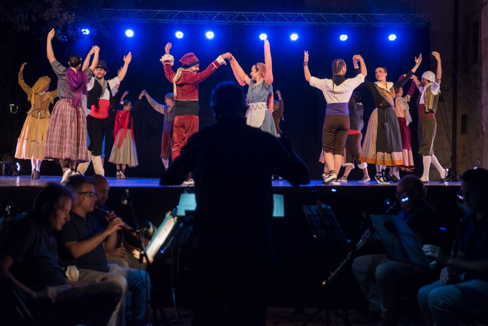 Grup Mediterrània i cobla La Principal del Llobregat a la Pl. de l'Om. Festa Major Sant Cugat 2023. FOTO Bernat Millet