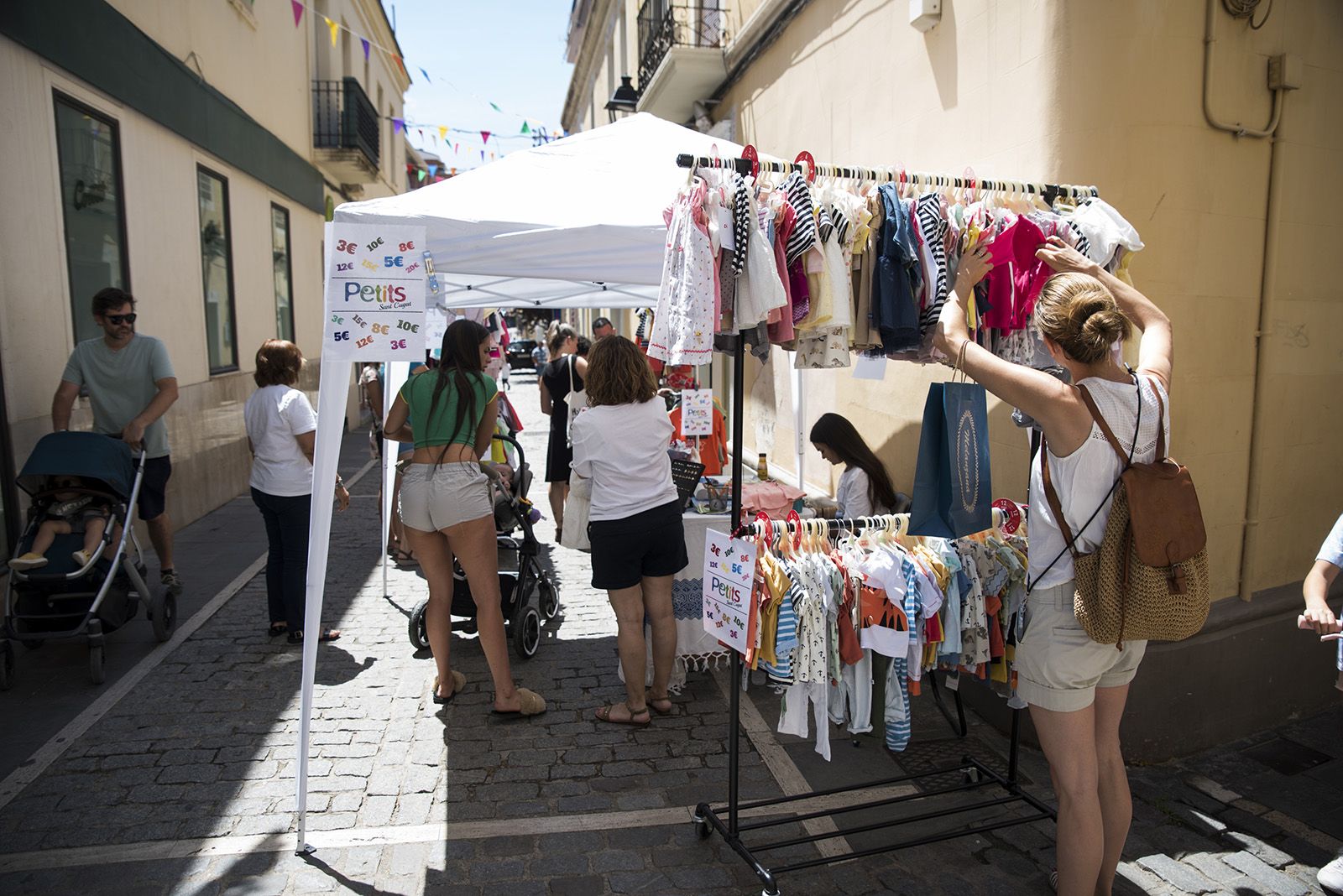 Botiga al carrer. FOTO: Bernat Millet.