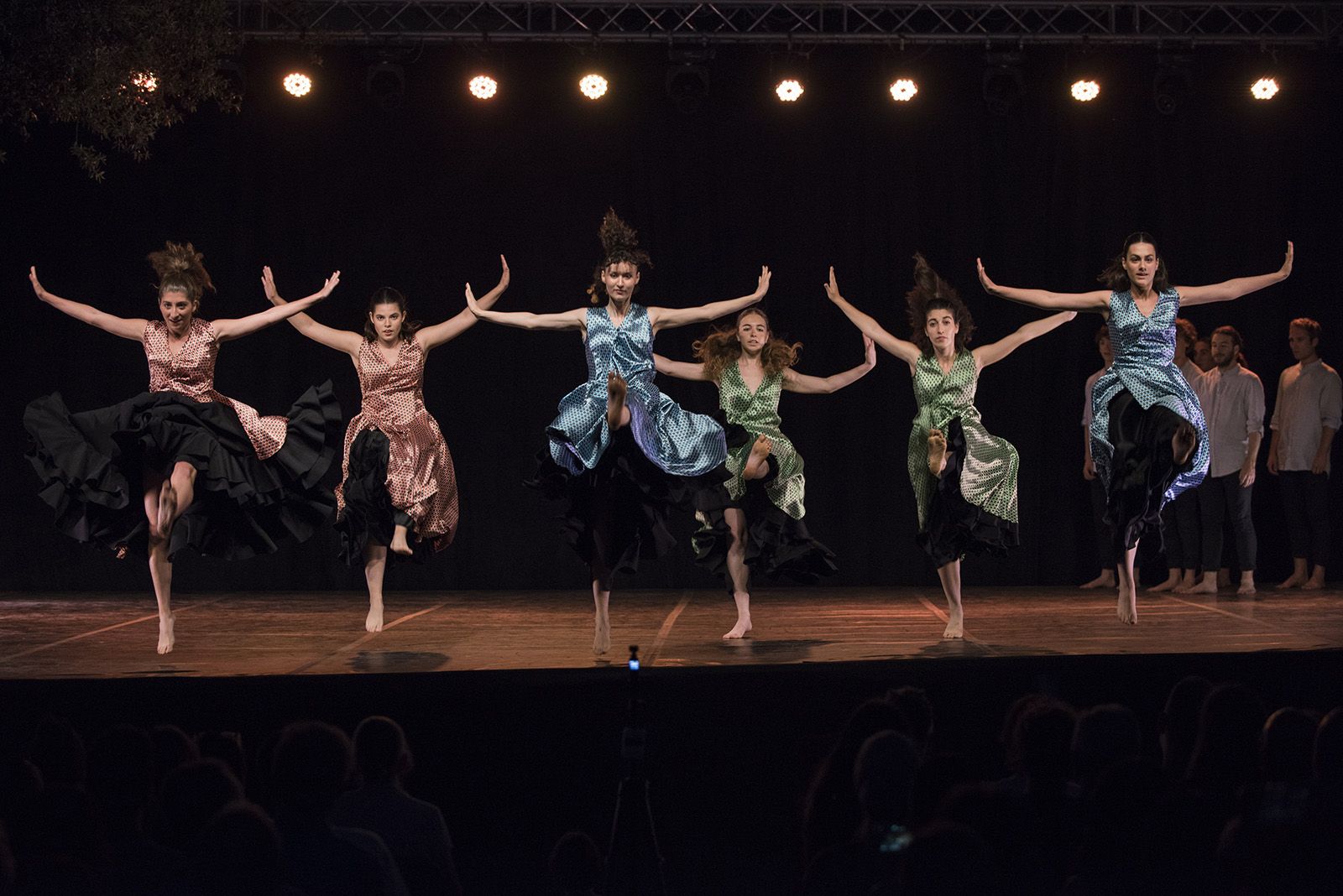Cos de Dansa de l’Esbart Presenta “Obsequis inèdits i altres peces”. FOTO: Bernat Millet.