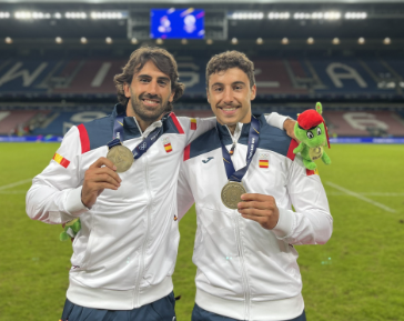 Pol Pla (esquerra) i Josep Serres (dreta), amb la medalla de bronze dels Jocs Europeus de rugbi. FOTO: Cedida