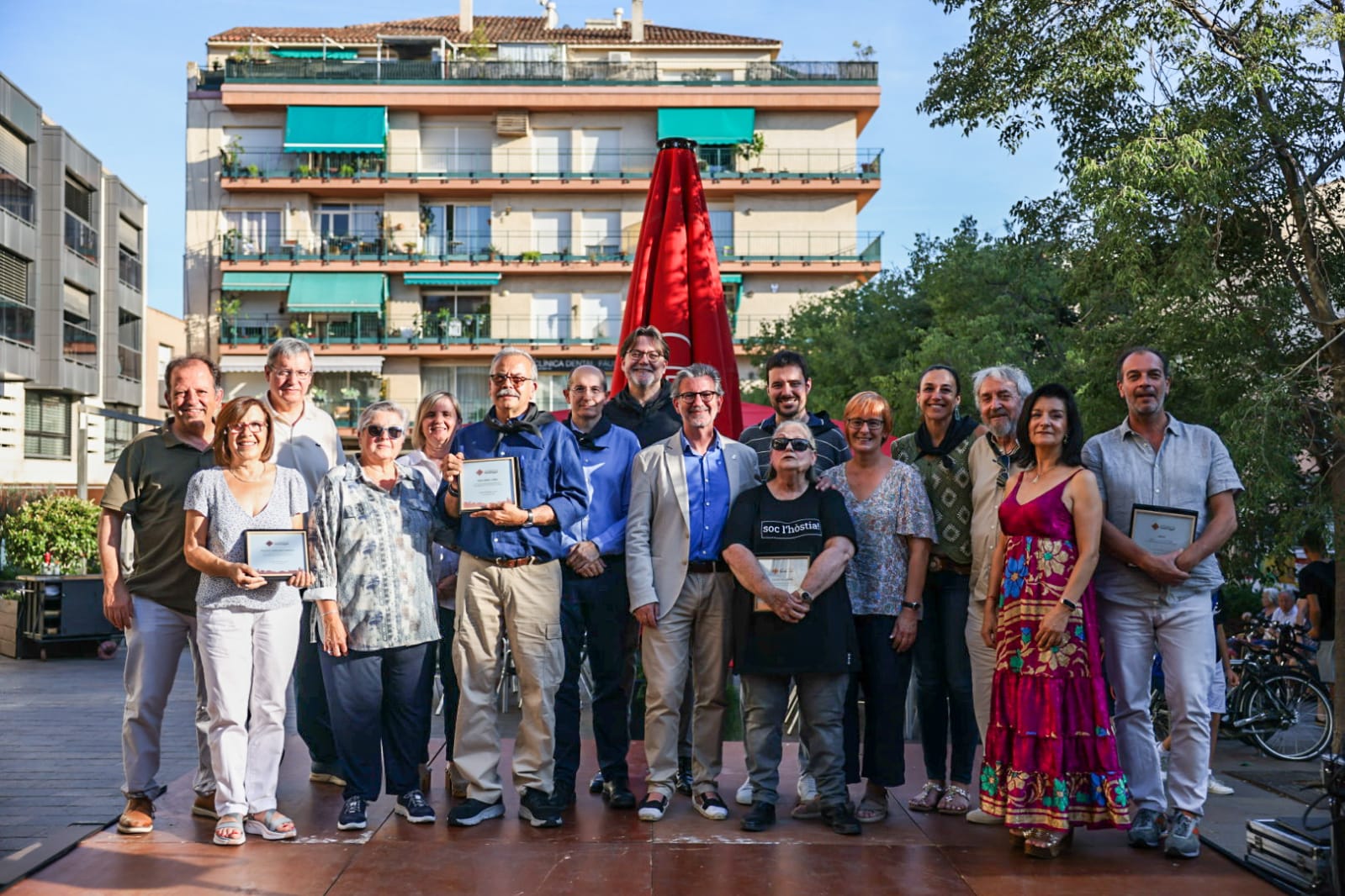 Reconeixement als comerços històrics durant la celebració dels 30 anys de la Botiga al Carrer de Sant Cugat. FOTO: Raquel Pérez 