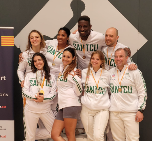 El Club Esgrima Sant Cugat va fer-se amb l'or, la plata i el bronze en les competicions sènior per equips. FOTO: Cedida