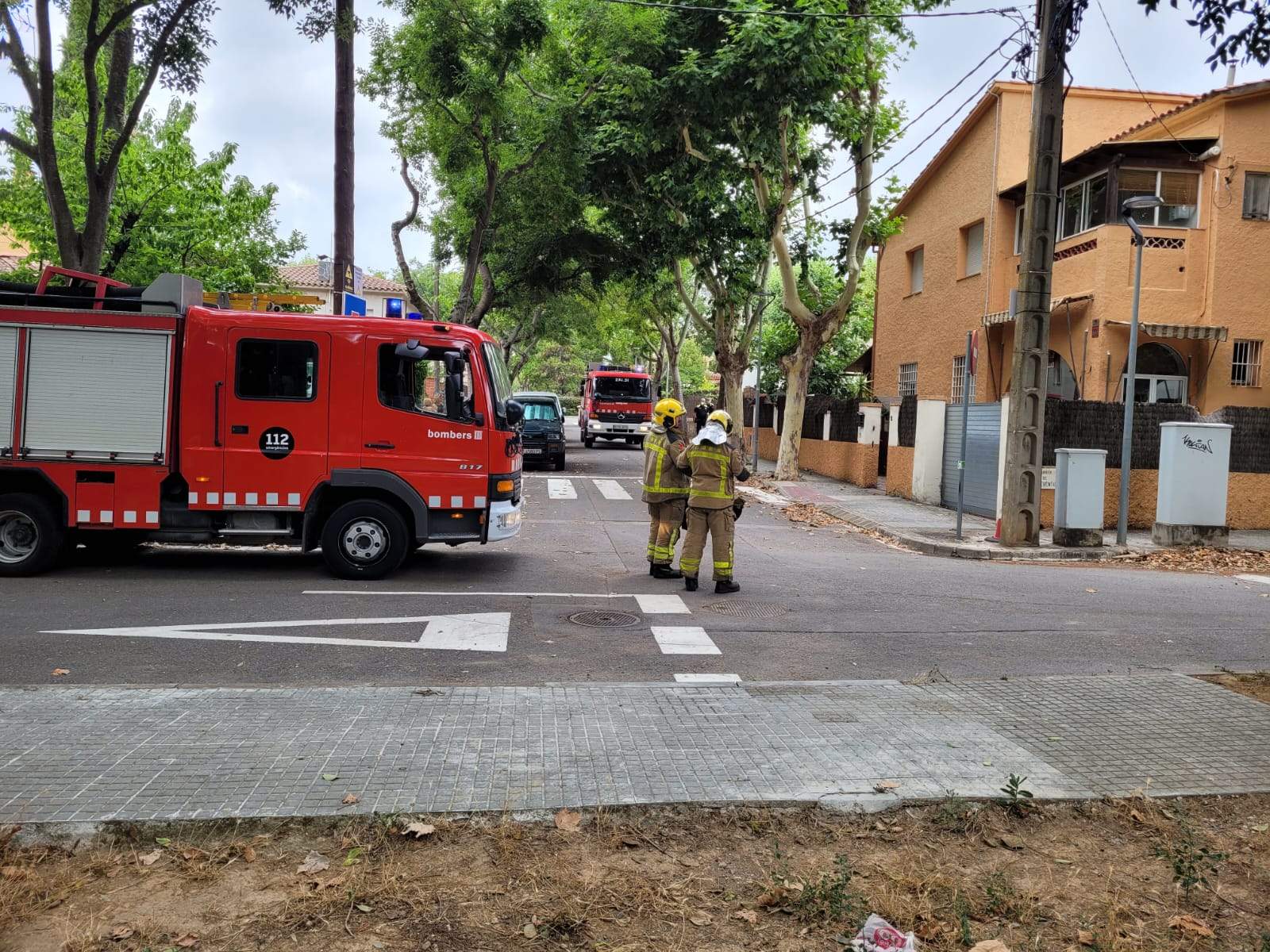 Els Bombers treballen a Mira-sol per descobrir d'on prové l'olor química. FOTO: Cedida