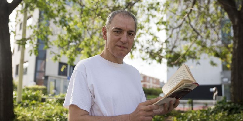 Durant la seva llarga trajectòria, Carles Martínez ha treballat en cinema, televisió i teatre i també ha estat força vinculat al món artístic de la ciutat. FOTO: Bernat Millet