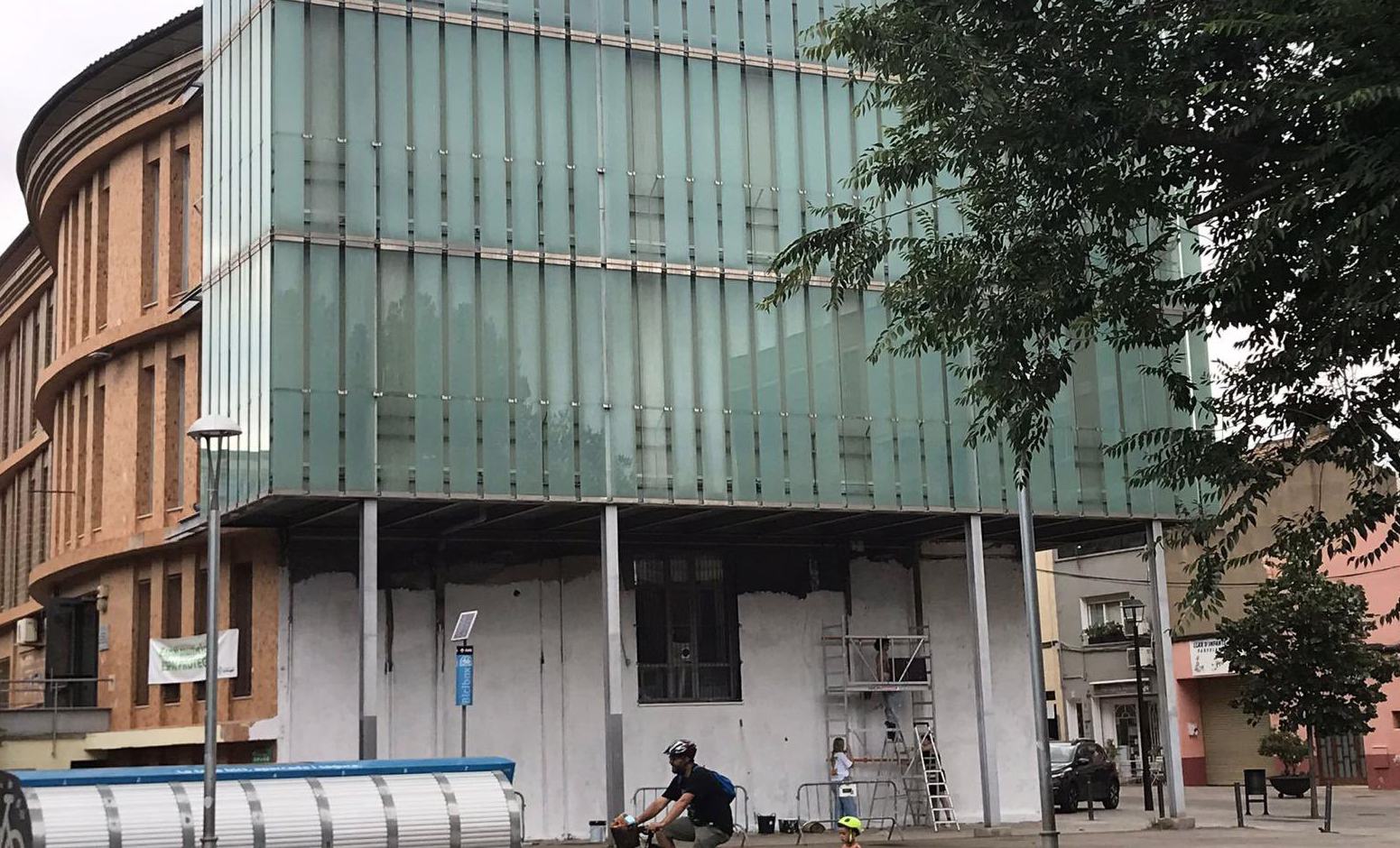 El mural presidia una de les façanes de la Casa de Cultura de Sant Cugat. FOTO: @josepmvalles