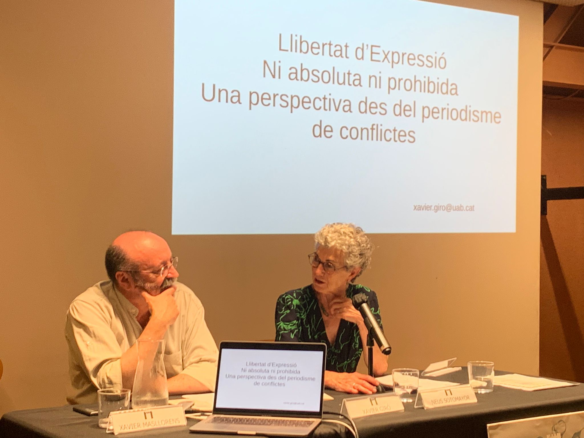 El professor de periodisme de conflictes Xavier Giró i la presidenta d'UNIPAU, Neus Sotomayor, en la inauguració de la 38a edició del Curs d'Estiu d'UNIPAU. FOTO: Nielo Ballart