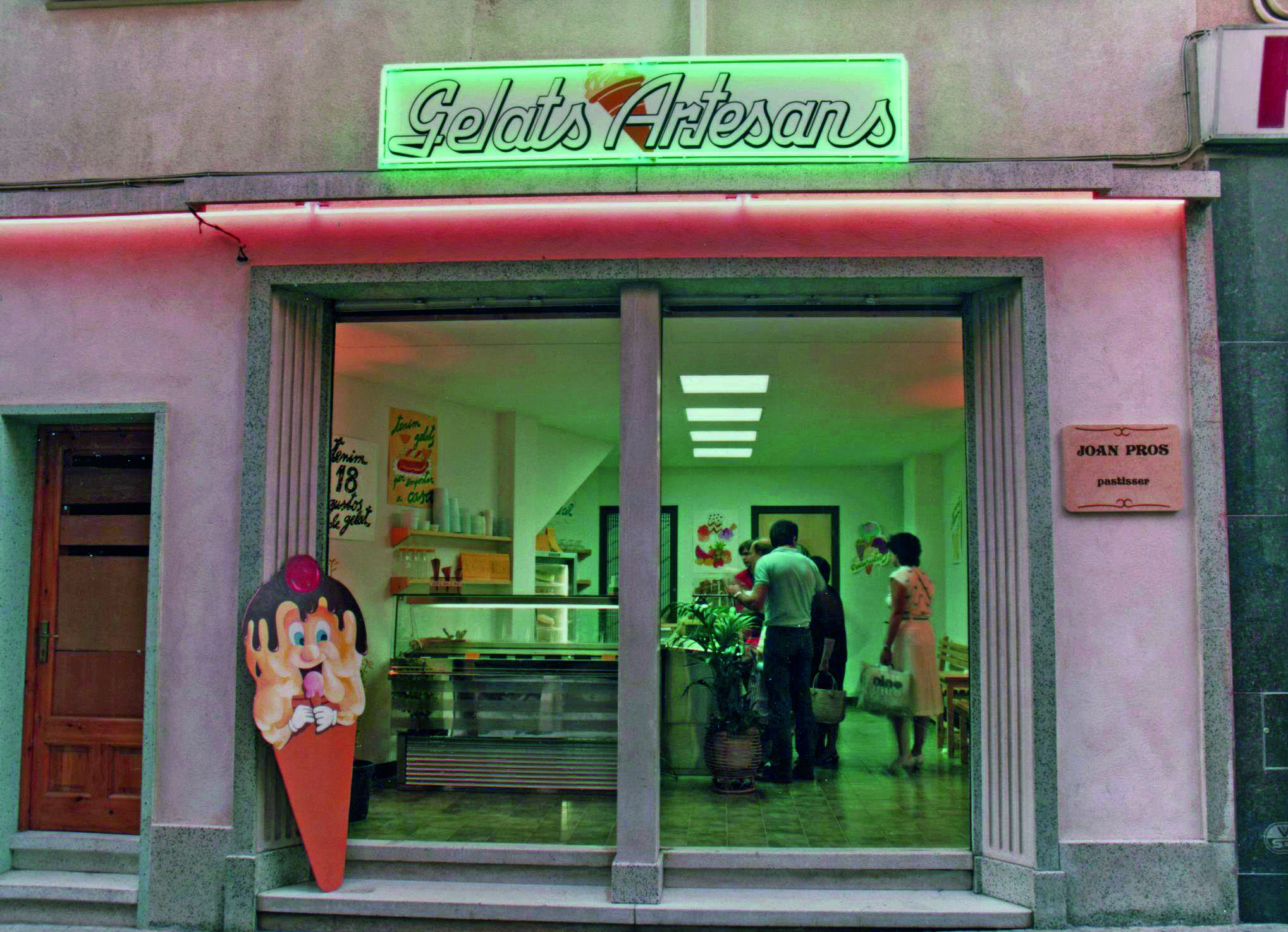 Façana històrica del comerç local ‘Gelats i Torrons Joan Pros’. Any 1983. FOTO: Cedida