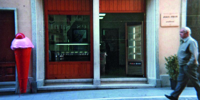 Façana de la botiga de Santa Maria a principis dels 90. FOTO: Cedida