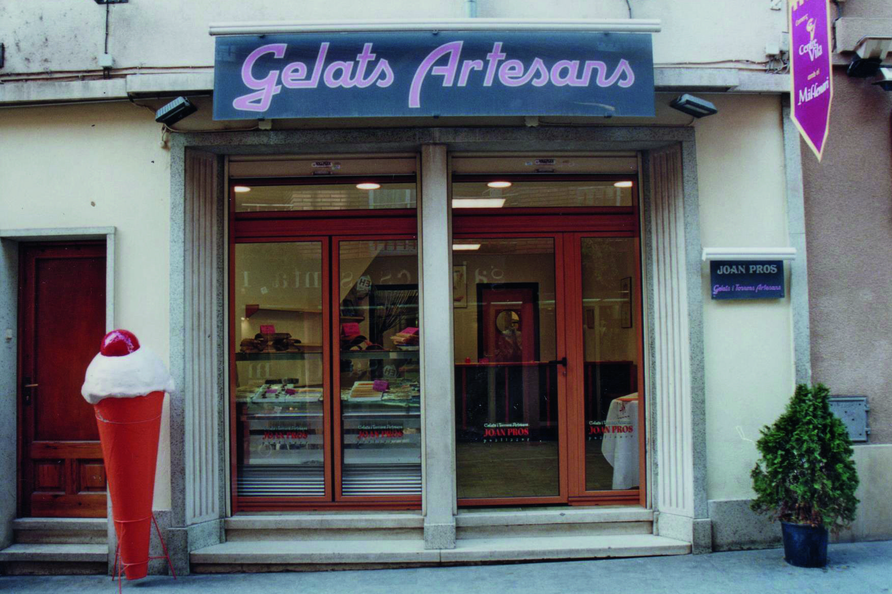Façana de la botiga de Santa Maria als anys 2000.  FOTO: Cedida