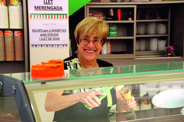 Montse Farran, dona de Joan Pros, a la botiga. FOTO: Cedida