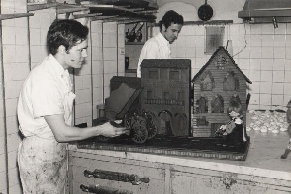  Joan Pros a la desapareguda pastisseria Carque de Barcelona. Anys 60-70.  FOTO: Cedida