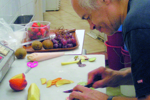 Joan Pros fent pastissos gelats. Anys 2000. FOTO: Cedida