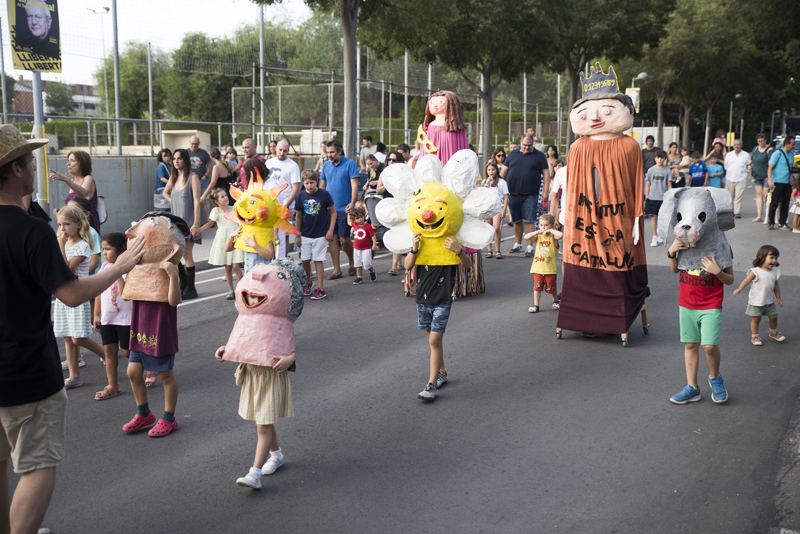 Cercavila de capgrossos i gegants de Festa Major de Mira-Sol. FOTO: Bernat Millet.