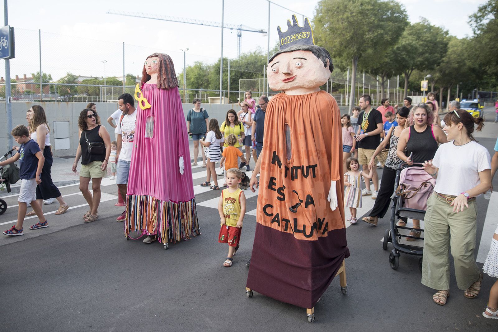 Cercavila de capgrossos i gegants de Festa Major de Mira-Sol. FOTO: Bernat Millet.