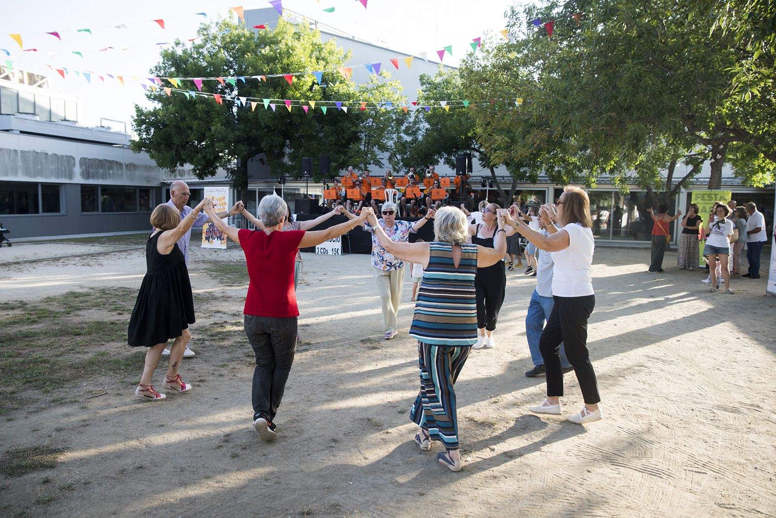 Sardanes amb la Cobla Contemporània. FOTO: Bernat Millet.