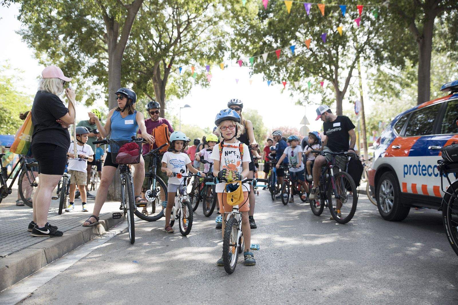 Passejada amb bicicleta, patins, tricicle, carro, cotxet, monopatí. FOTO: Bernat Millet.