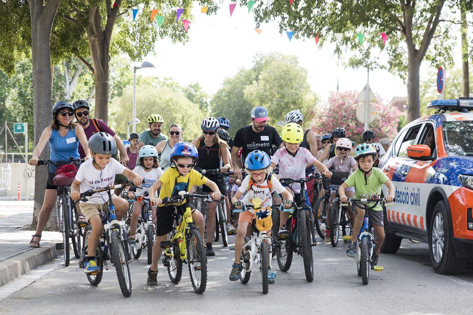 Passejada amb bicicleta, patins, tricicle, carro, cotxet, monopatí. FOTO: Bernat Millet.
