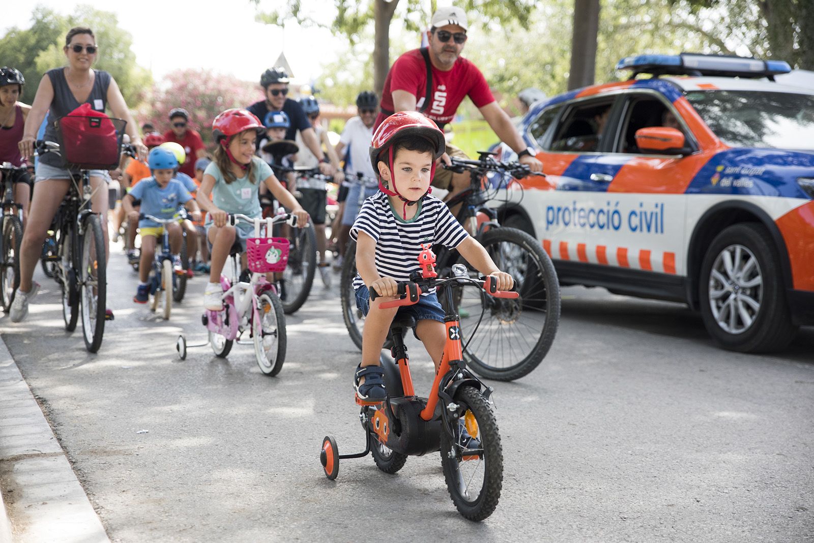 Passejada amb bicicleta, patins, tricicle, carro, cotxet, monopatí. FOTO: Bernat Millet.