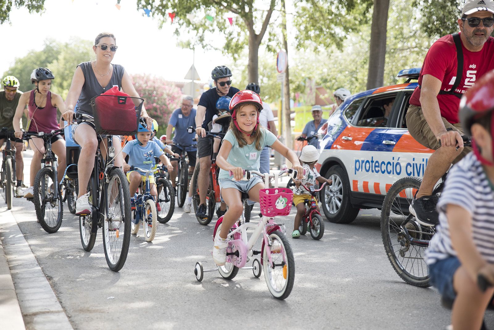 Passejada amb bicicleta, patins, tricicle, carro, cotxet, monopatí. FOTO: Bernat Millet.
