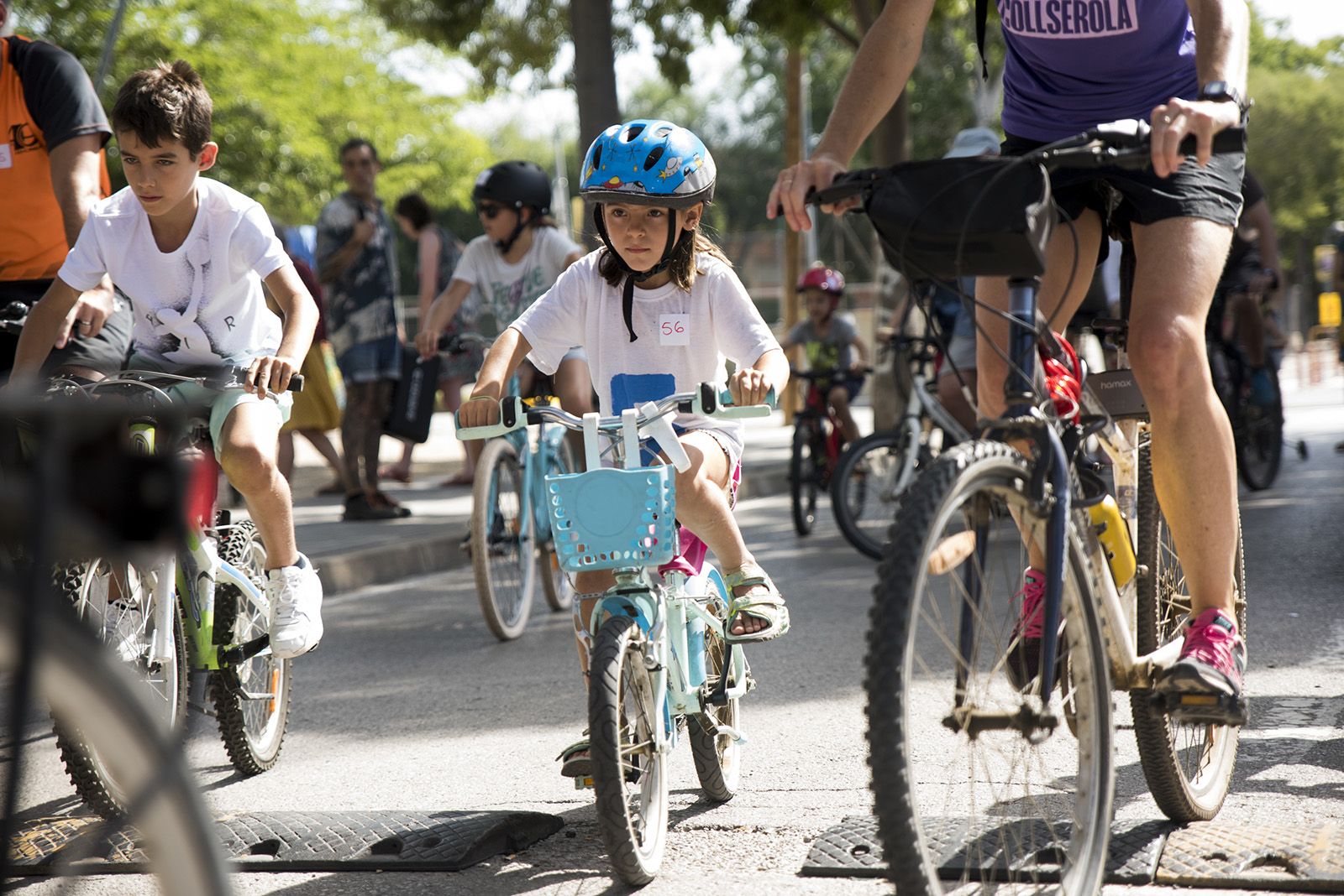 Passejada amb bicicleta, patins, tricicle, carro, cotxet, monopatí. FOTO: Bernat Millet.