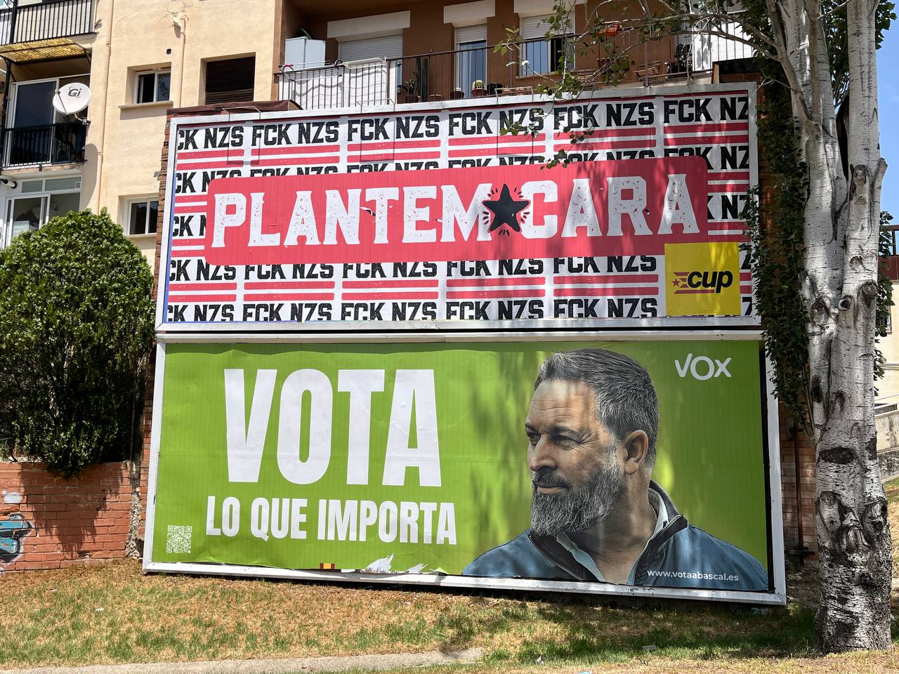 El cartell de la CUP i de VOX a Sant Cugat FOTO: CUP