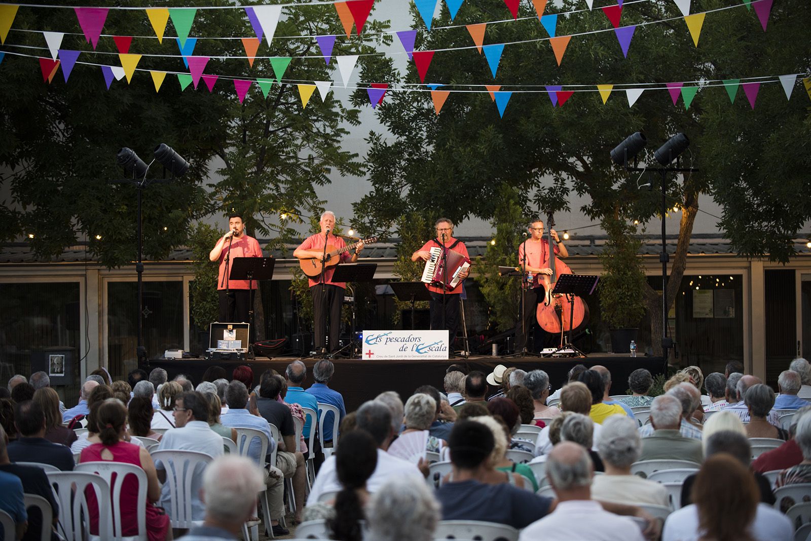 Nit d'havaneres i rom cremat amb Els pescadors de l'Escala. FOTO: Bernat Millet.