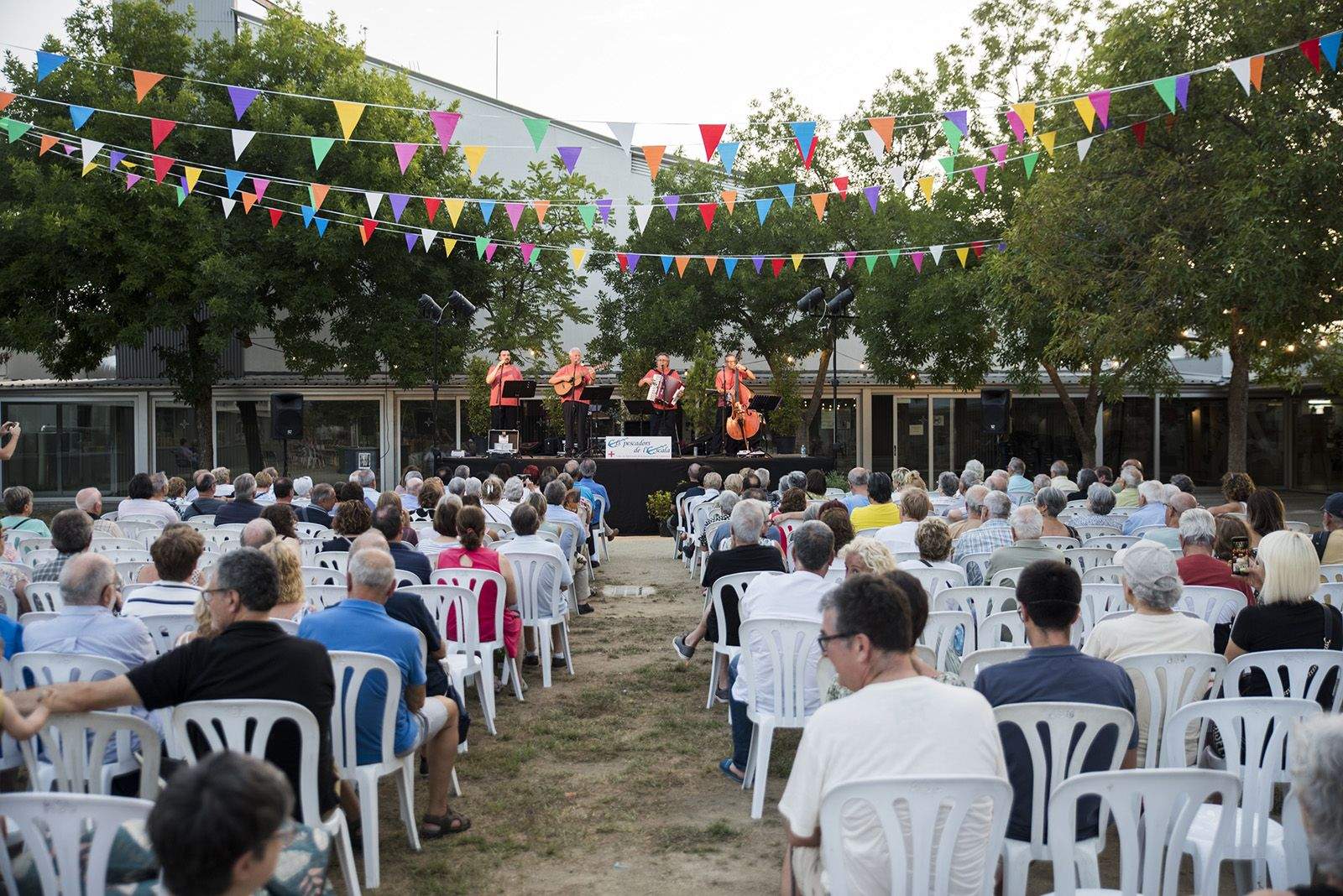 Nit d'havaneres i rom cremat amb Els pescadors de l'Escala. FOTO: Bernat Millet.