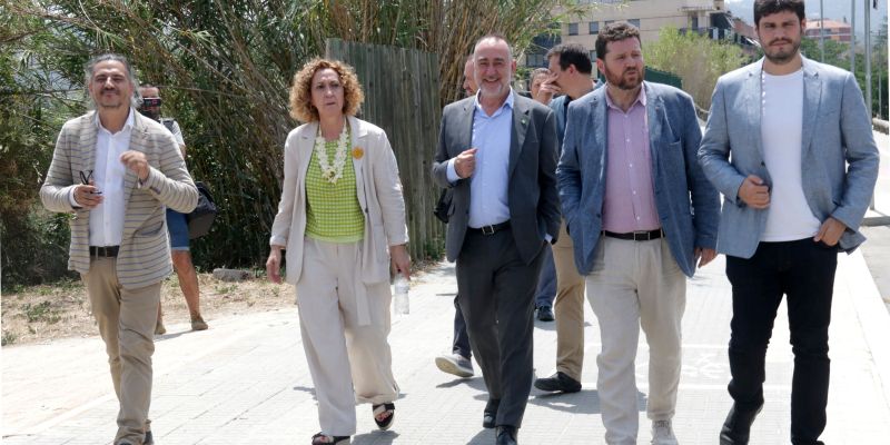 La consellera de Territori, Ester Capella, acompanyada entre altres del president de FGC, Antoni Segarra, a la zona on s'hauria de fer l'intercanviador amb Rodalies a Sant Cugat. FOTO: ACN