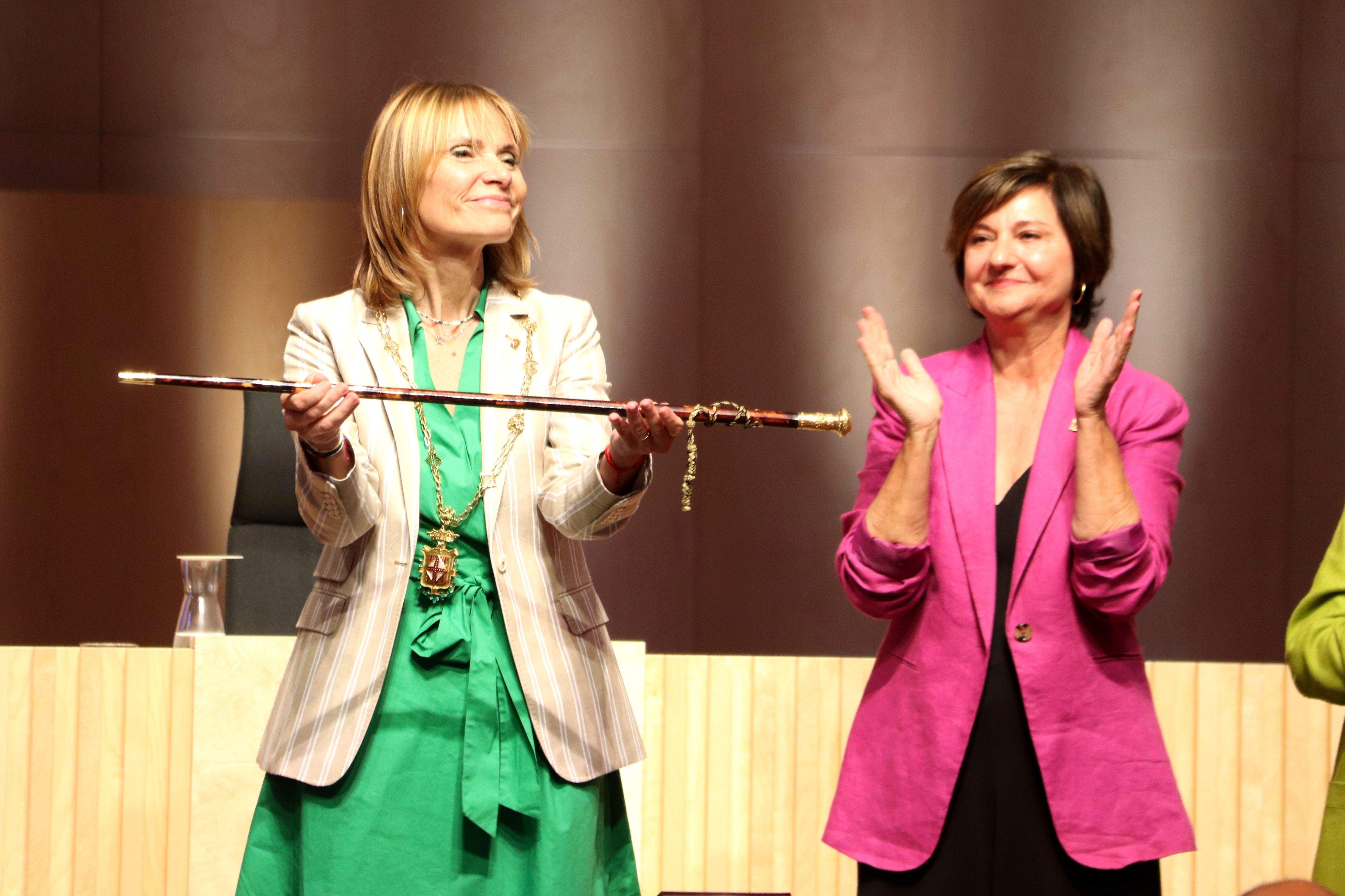 La nova presidenta de la Diputació de Barcelona, Lluïsa Moret, just després de rebre la vara en el ple de constitució de l'ens. FOTO: ACN
