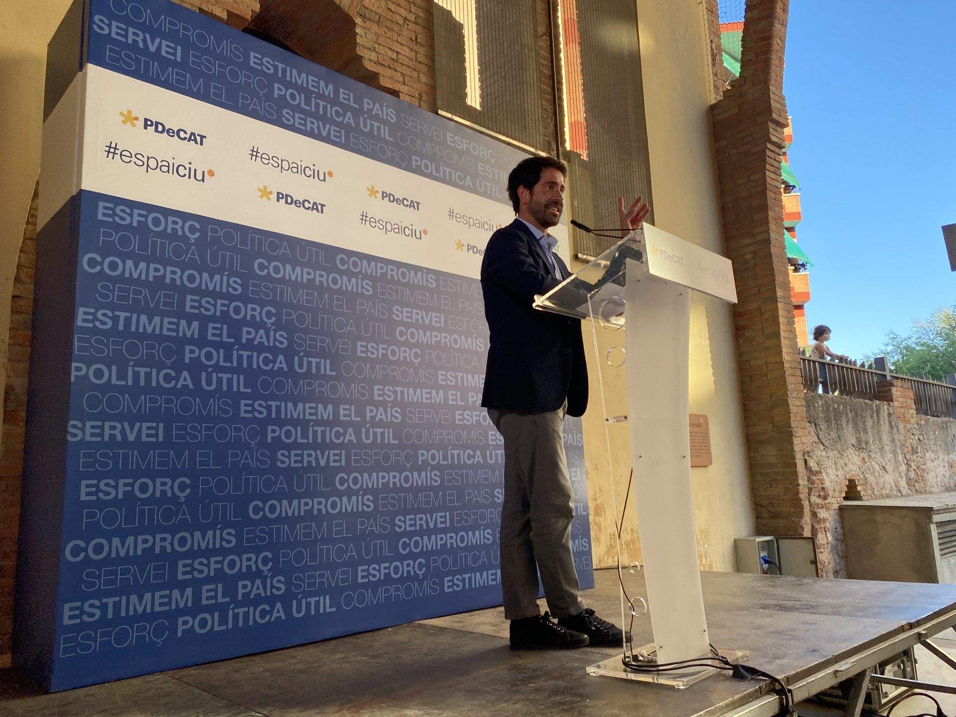 El cap de llista per la circumscripció de Barcelona del PDeCAT, Roger Montañola, en l’acte central de campanya del grup polític, que s'ha realitzat a Sant Cugat. FOTO: JR Armadàs