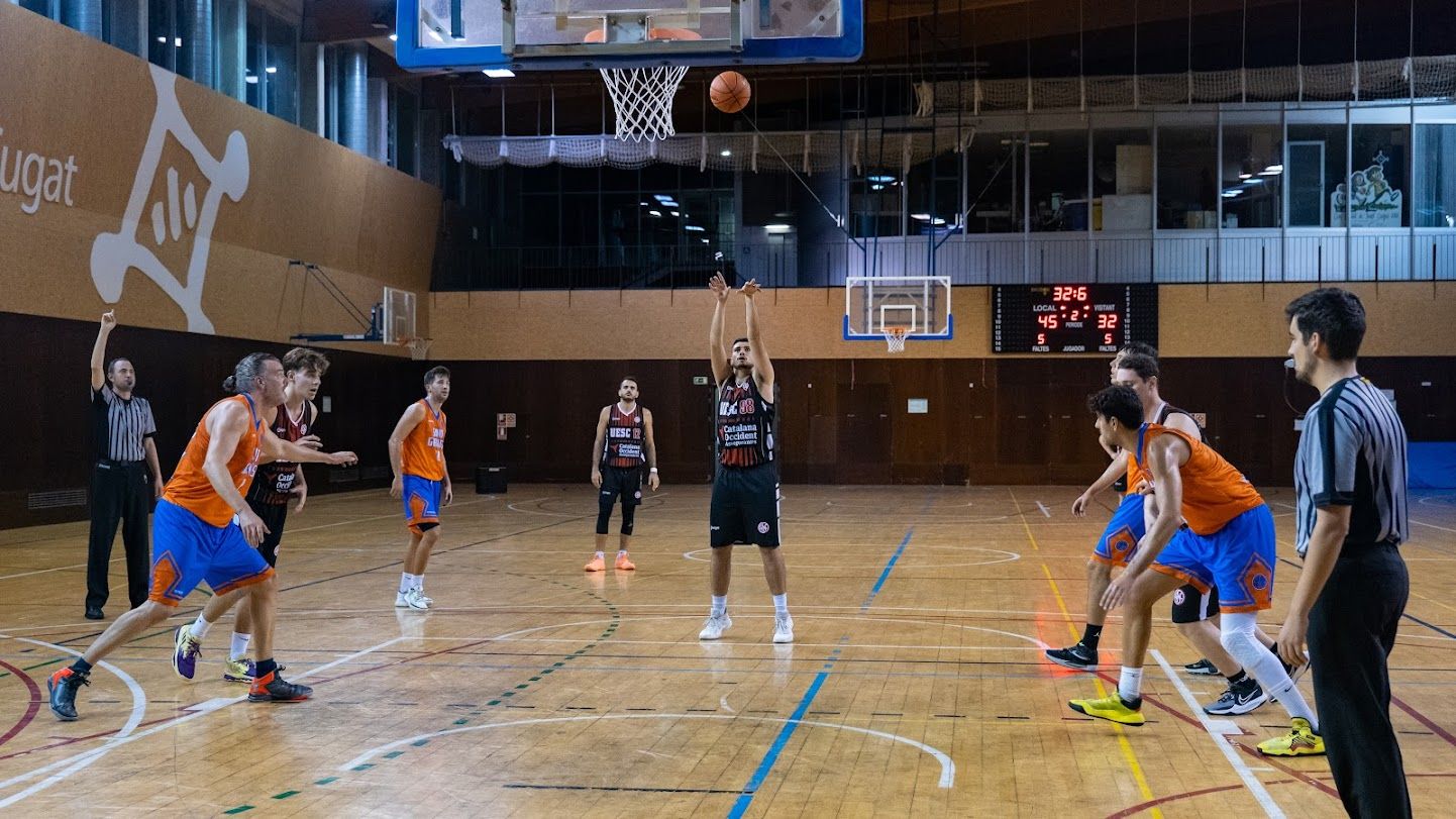 Marc Talaverón llançant tirs lliures contra el Sant Gervasi. FOTO: Cedida