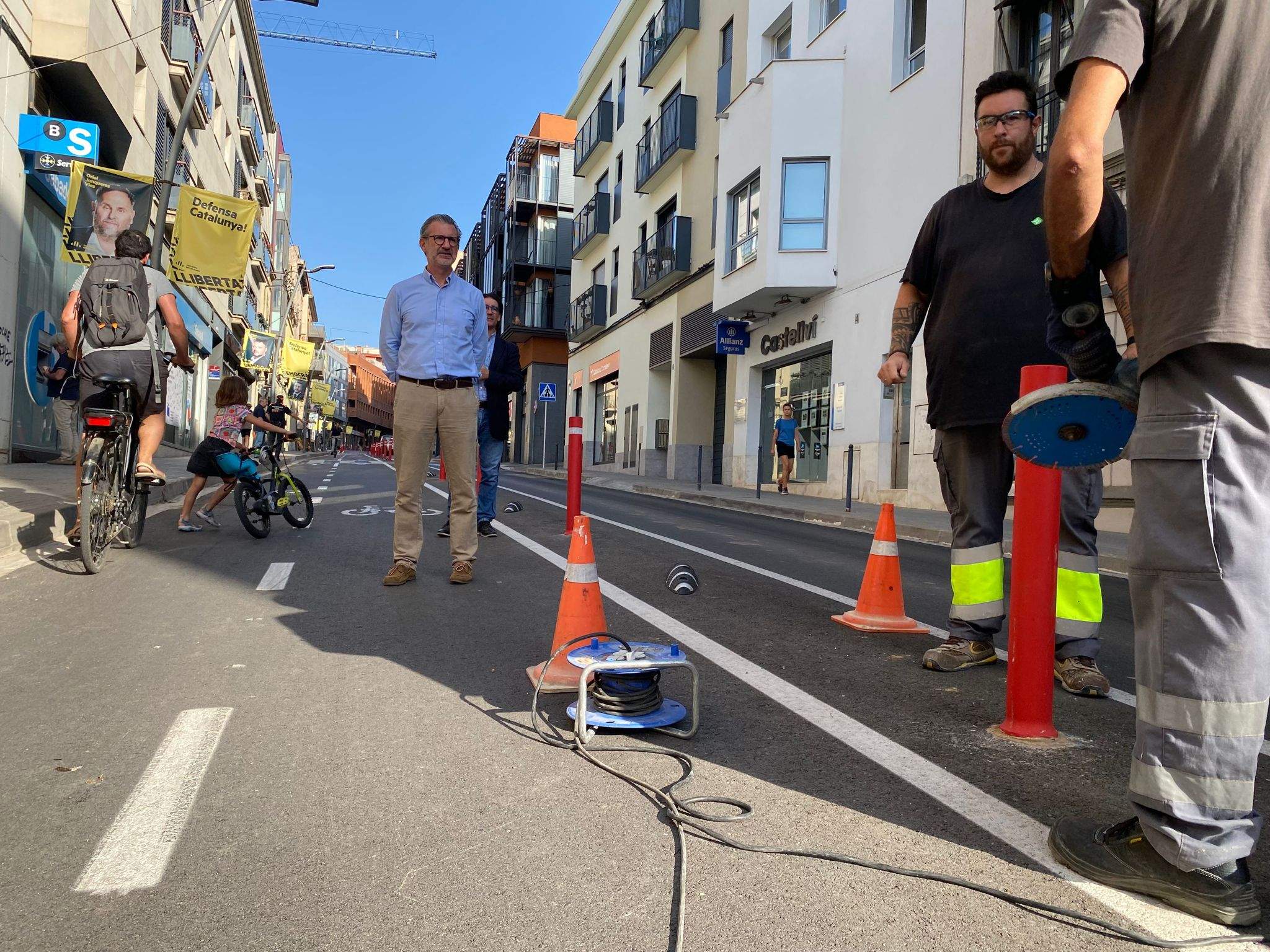 S'han substituït les pilones per petits separadors a la plaça Quatre Cantons FOTO: JR Armadàs