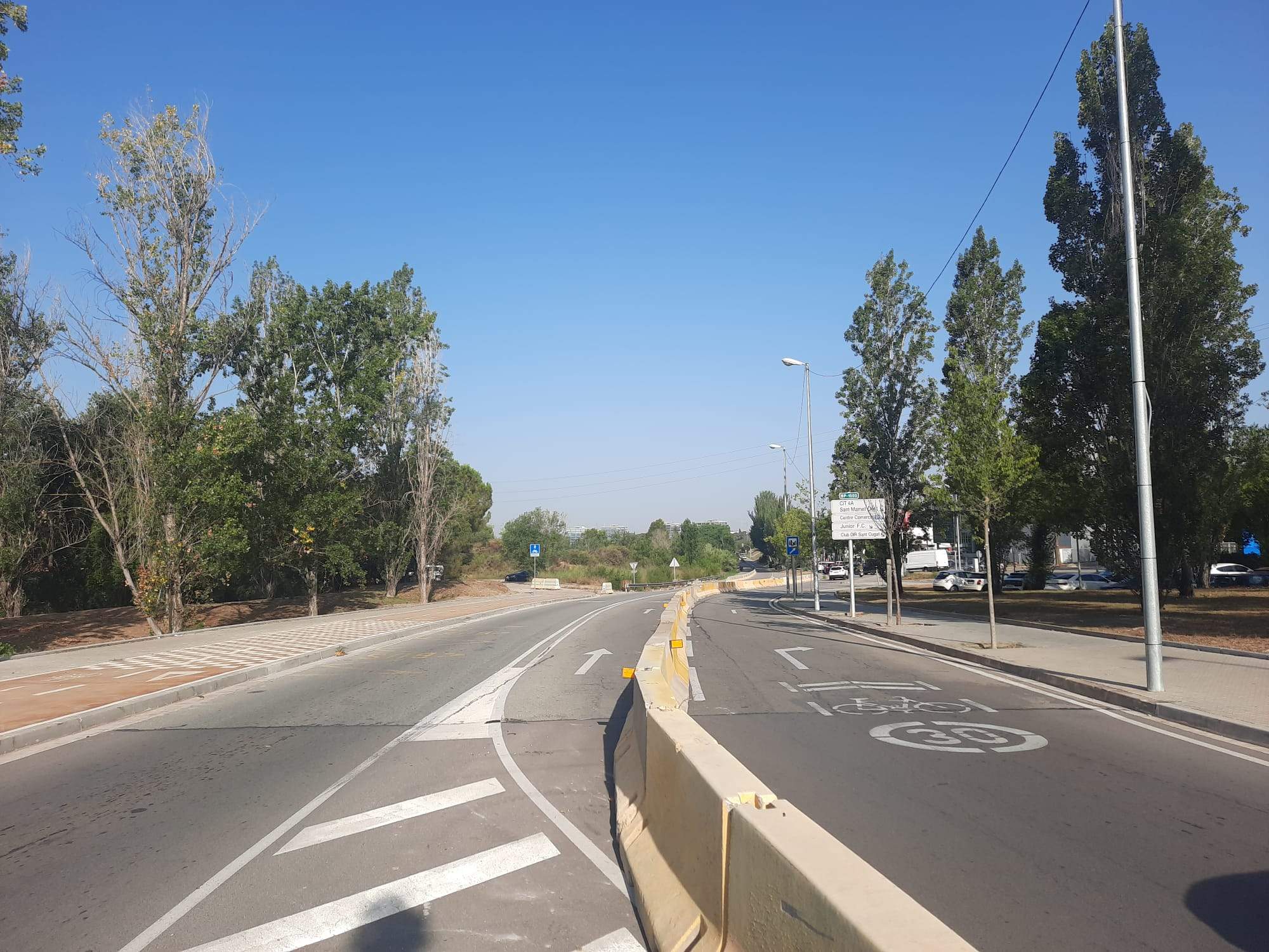 Els vehicles que surtin de Sant Cugat s'hauran de desviar pel lateral de la carretera de Rubí FOTO: TOT