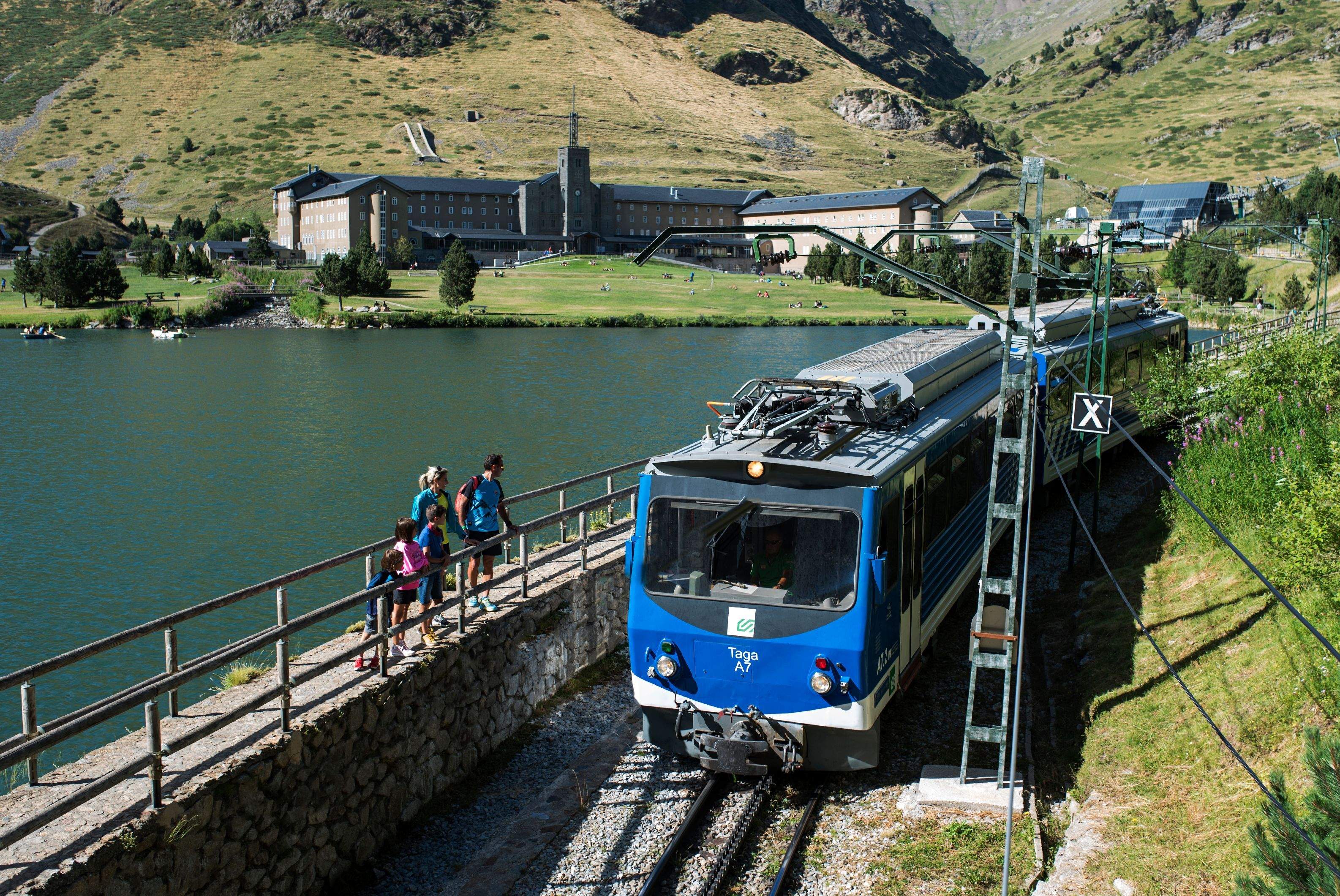 El Cremallera de Núria, un dels trens turístics d'FGC. FOTO: Toni Grases