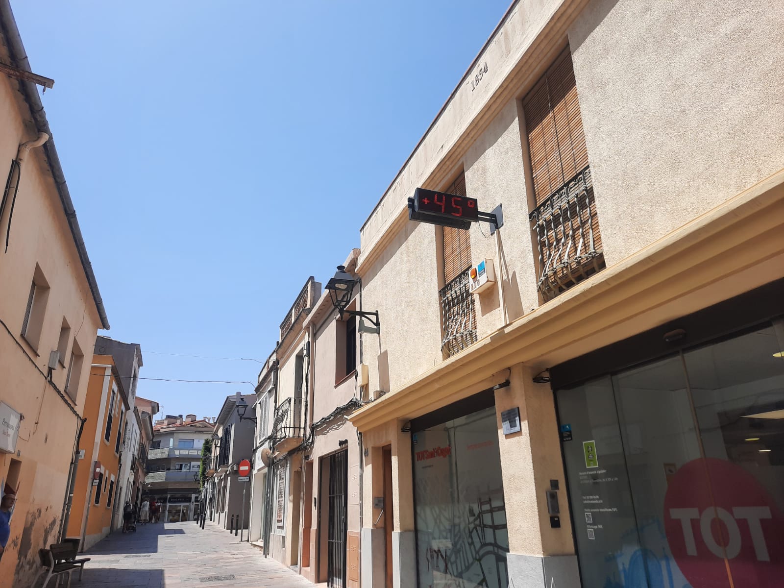 Alguns termòmetres al sol han marcat fins i tot més de 45 graus FOTO: TOT