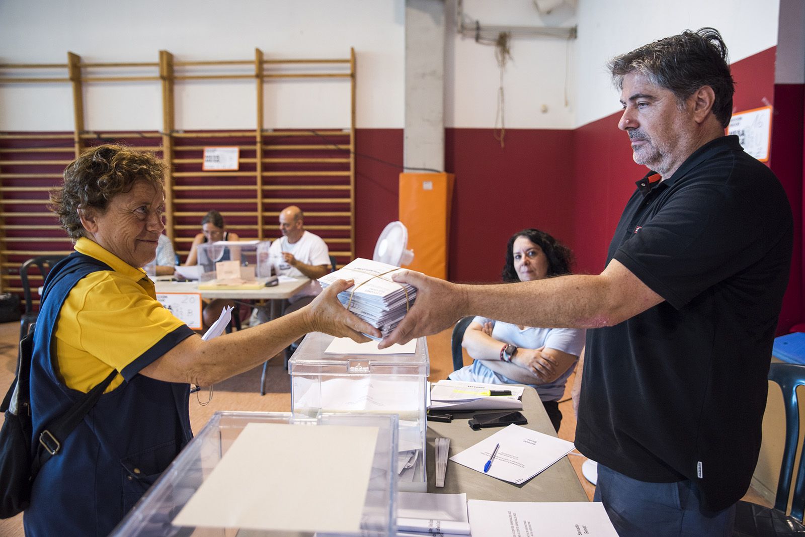 Vot per Correus a la seu electoral Escola Gerbert d’Orlach. FOTO: Bernat Millet