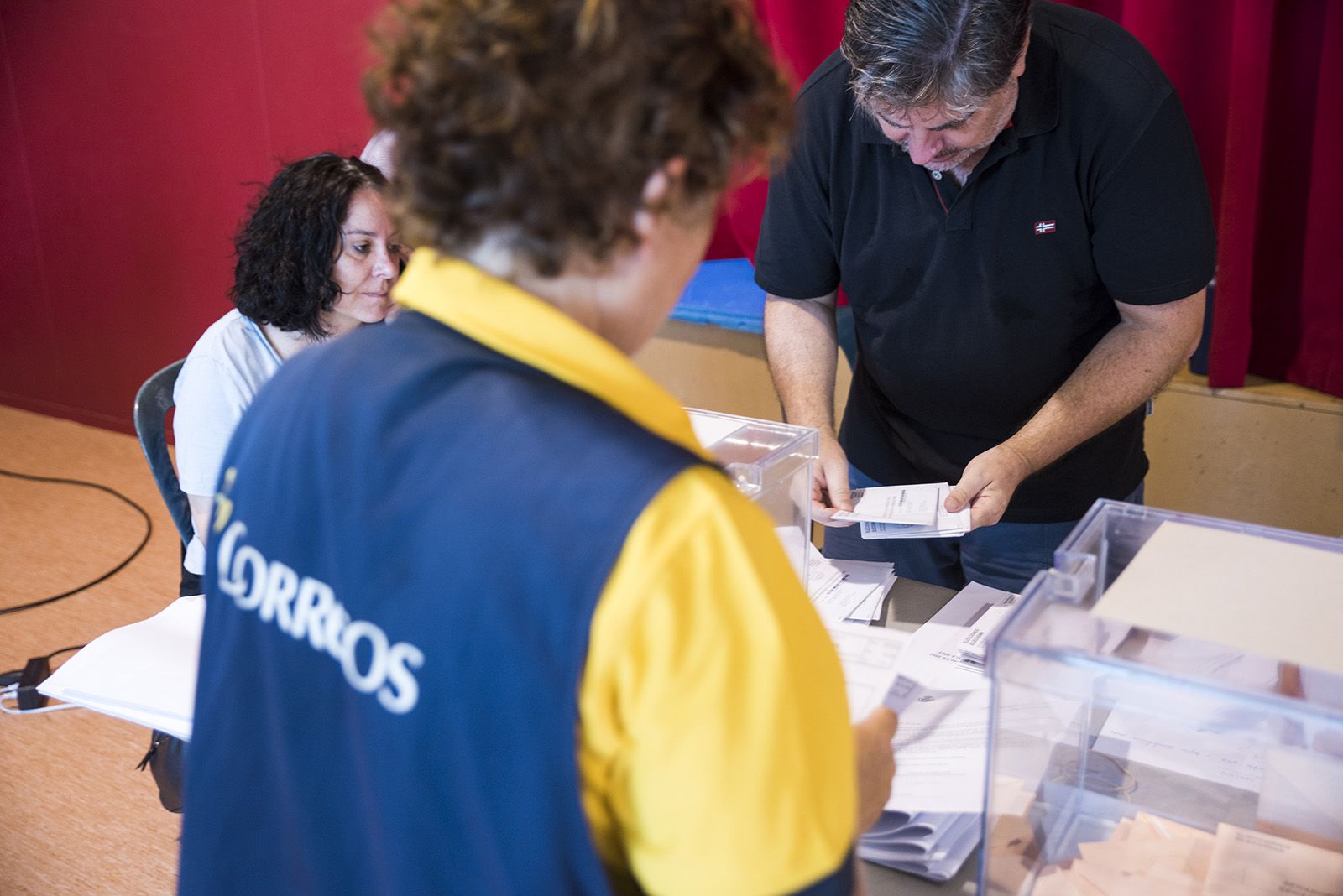 Vot per Correus a la seu electoral Escola Gerbert d’Orlach. FOTO: Bernat Millet
