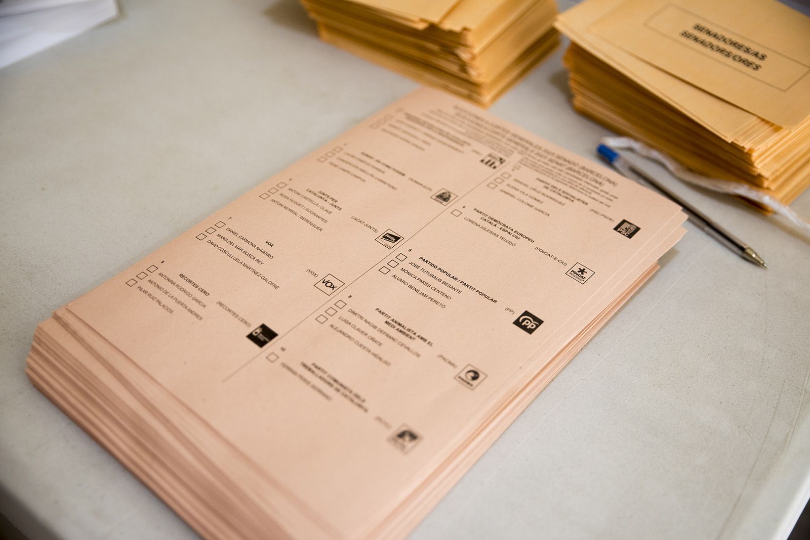 Una papeleta de les eleccions al Senat. FOTO: Bernat Millet.