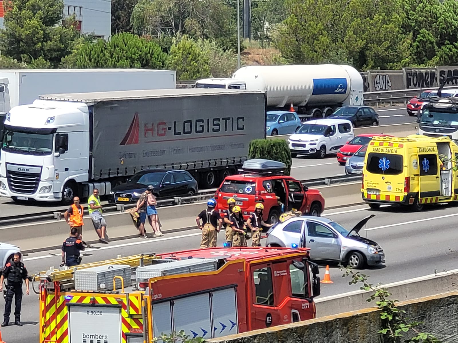 Un accident múltiple a l'AP-7 a l'altura de Sant Cugat. FOTO: Cedida