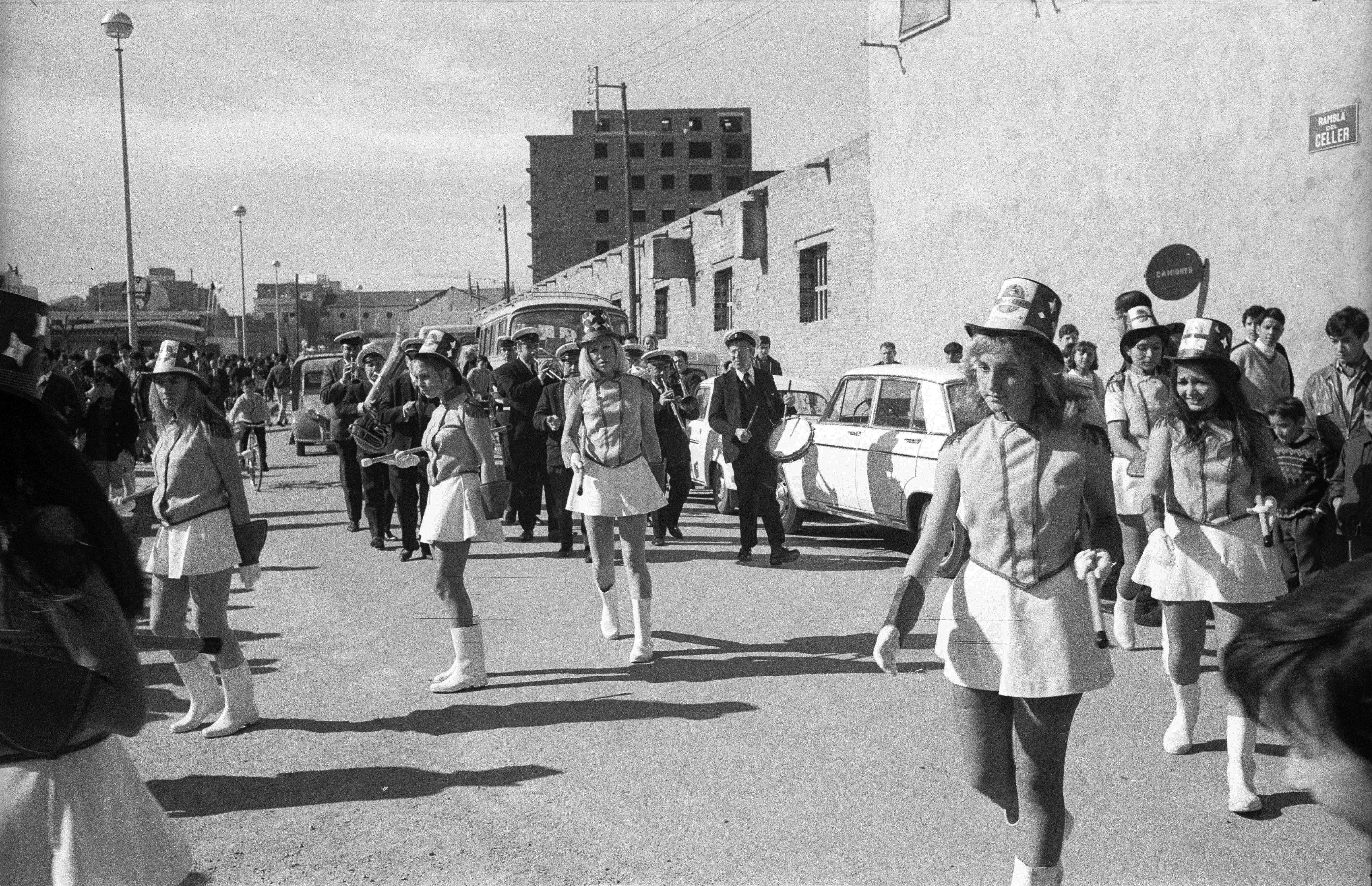 Desfilada de majorettes al 1969. FOTO: AMSC - Fons Cabanas