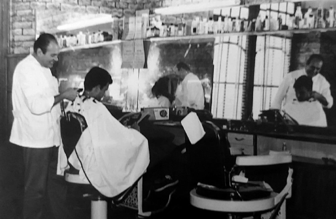 A l’esquerra, Josep Llongueras, fill del fundador de Perruqueria Llongueras. FOTO: Cedida